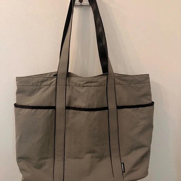 Lululemon Multi-Pocket Tote Bag - Picture 3 of 8